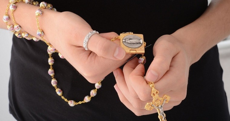 Wie betet man mit einem Rosenkranz – 10 wichtige Schritte