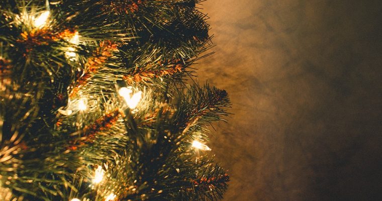 Wie man Lichter am Weihnachtsbaum anbringt