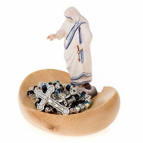Mutter Teresa de Calcuta trägt einen Rosenkranz