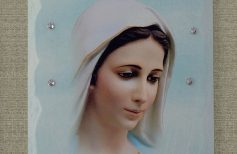 Unsere Liebe Frau von Medjugorje: Wie die Muttergottes des Friedens dargestellt wird