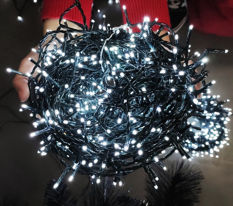 Das Anbringen von Lichtern am Weihnachtsbaum