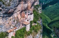 Die Wallfahrtskirche der Madonna della Corona: ein beeindruckendes Pilgerziel