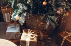 Sockelabdeckung für den Weihnachtsbaum: ein Hauch von Originalität