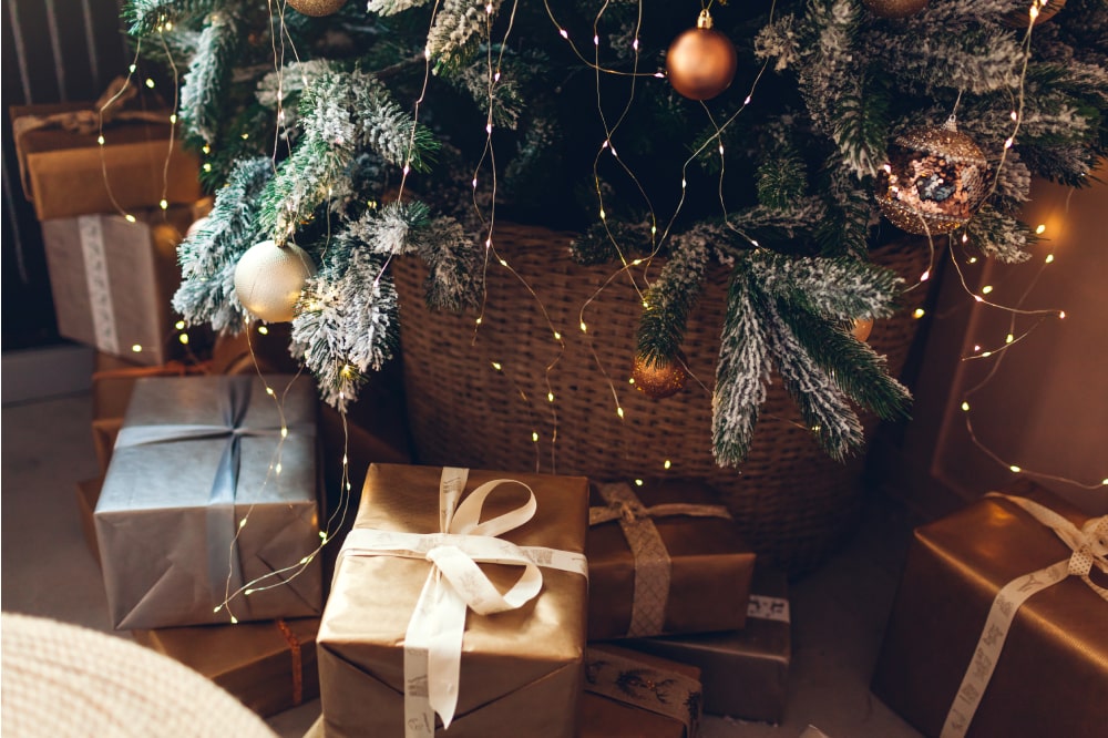 Sockelabdeckung für den Weihnachtsbaum: ein Hauch von Originalität