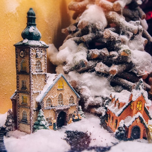 Weihnachtsdorf mit Kirche und Weihnachtsbaum bewegt, 35x25x27 cm 1Weihnachtsdorf mit Kirche und Weihnachtsbaum bewegt, 35x25x27 cm