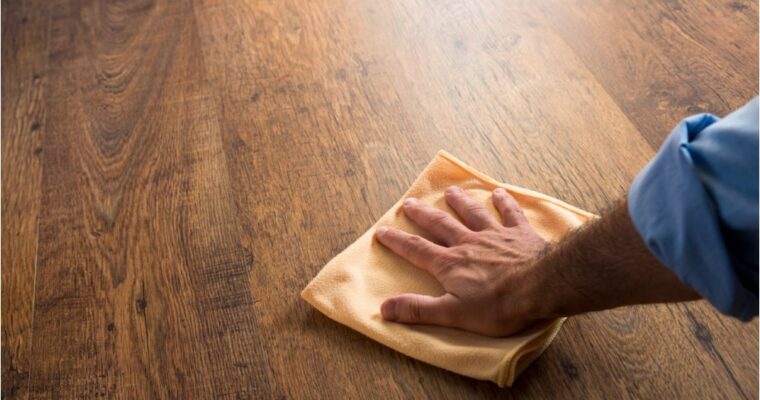 Holzpflege: Wie man Holz über Jahre hinweg pflegt